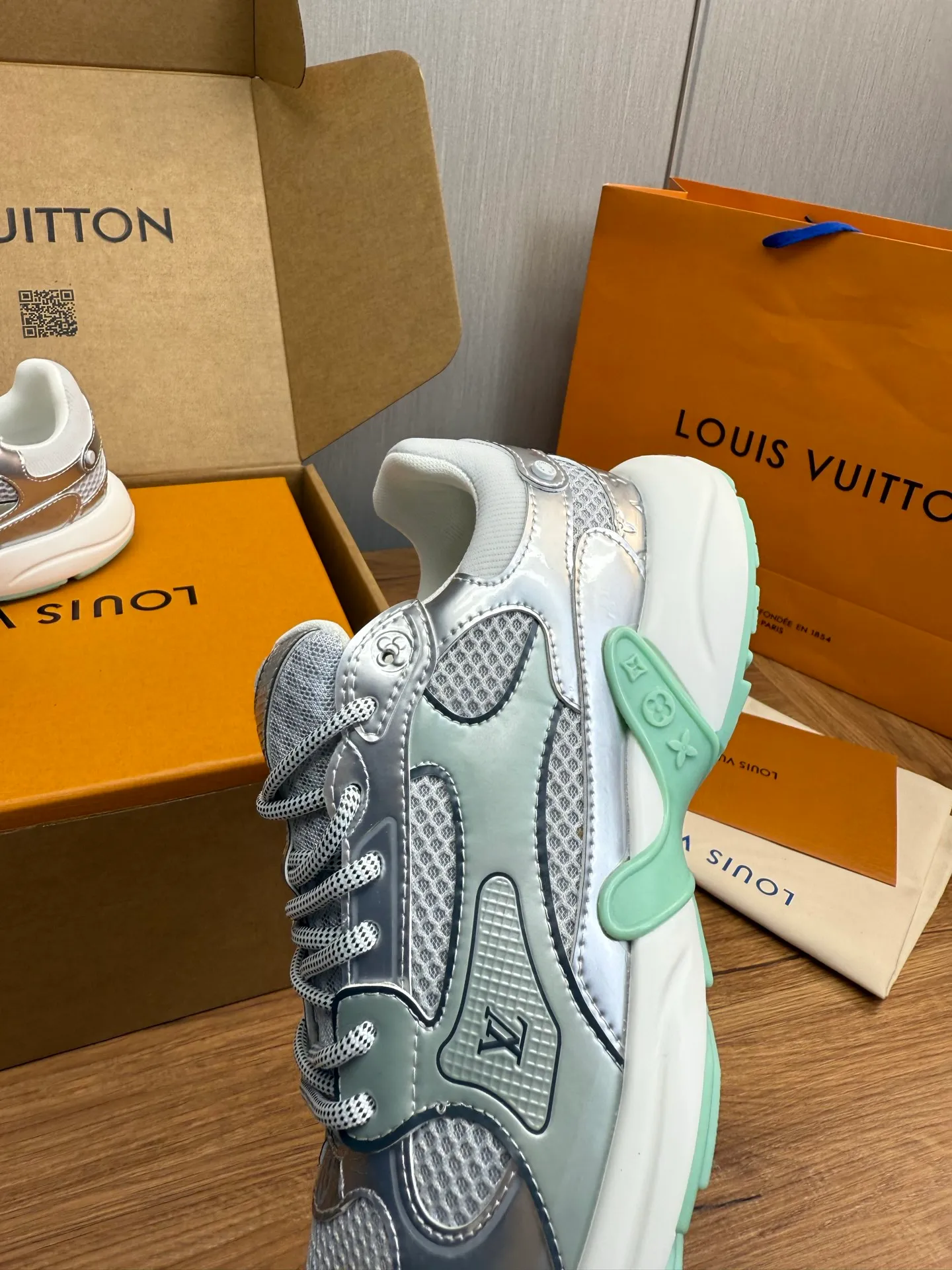 Men's shoes 💰600💰 🌈LV | Louis Vuitton 2025𝐬𝐬 🧡💚2025 spring and summer new style top version‼ ️The original version is the same. The counter specializes in the latest casual shoes. Hard goods are new🆕 🔥🔥🔥Top version: Couple model LV Louis Vuitton L House Donkey brand The latest Olympia series Couple model Silver Horn King Casual sneakers Running shoes This LV Olympia sneaker combines mesh fabric and metallic synthetic leather and other technical fabrics to reinterpret the classic running shoe design with a neat and simple design. Lightweight EVA outsole provides a stretchy fit. Rich details such as Monogram embossing and LV letters establish recognition. Exquisite packaging at the delivery counter 🛍📦 ▪️Fabrics: Original imported technical fabric + mesh ▪️Inner lining: Original customized breathable mesh ▪️Sole: Original molded rubber foam material ▪️Sole thickness: 3.5CM ▪️Size: 35--45 (customized for women 40 and men 45)